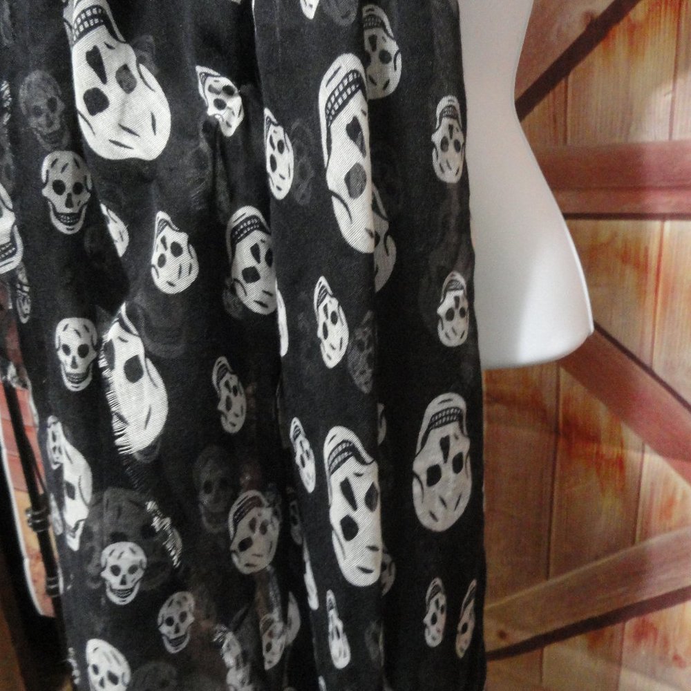 happy skulls long light weight black & white scarf~EUC~detailed skulls - Picture 2 of 3